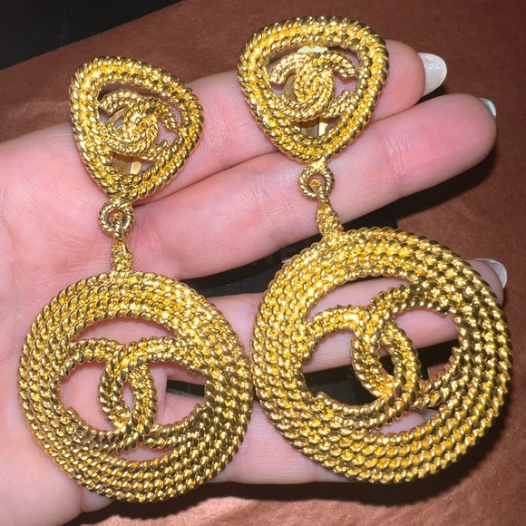 CHANEL Jewelry - Chanel gold drop earrings